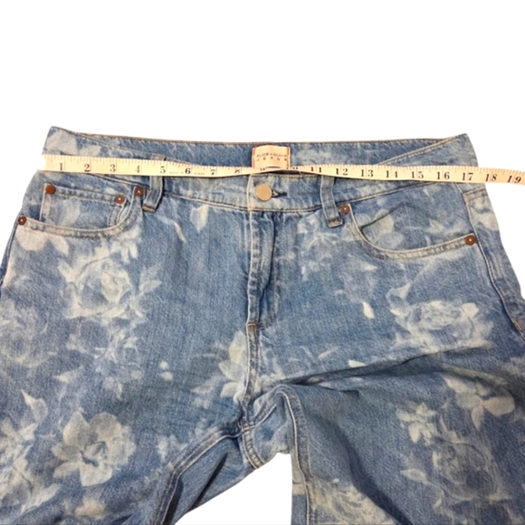 Alice + Olivia TRISH LOW RISE BAGGY JEAN In Lotus Floral Women's 31 Blue White. - Picture 9 of 13